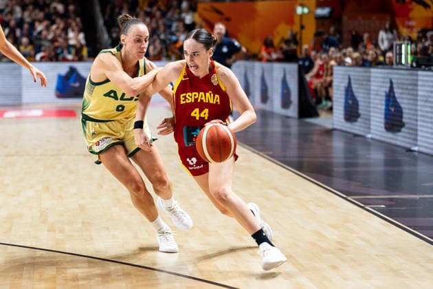 Iyana Martin (Spanien, 44) im Dribbling gegen Steph Talbot (Australien, 06), GER, Australien vs. Spanien, Basketball, FIBA Women s World Cup 2026, Viertelfinale, 10.09.2026 GER, Australien vs. Spanien, Basketball, FIBA Women s World Cup 2026, Viertelfinale, 10.09.2026 Berlin Copyright: xEibner-Pressefoto MaxxVincenx EP_MVN