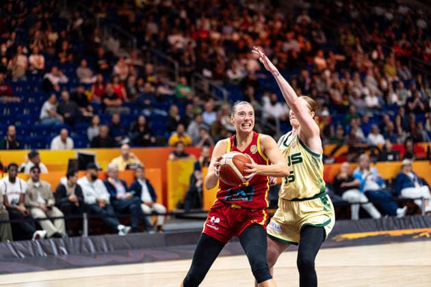 Raquel Carrera (Spanien, 14) am Ball, Chloe Bibby (Australien, 55), GER, Australien vs. Spanien, Basketball, FIBA Women s World Cup 2026, Viertelfinale, 10.09.2026 GER, Australien vs. Spanien, Basketball, FIBA Women s World Cup 2026, Viertelfinale, 10.09.2026 Berlin Copyright: xEibner-Pressefoto MaxxVincenx EP_MVN