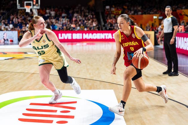 Helena Pueyo (Spanien, 09) im Dribbling gegen Chloe Bibby (Australien, 55), GER, Australien vs. Spanien, Basketball, FIBA Women s World Cup 2026, Viertelfinale, 10.09.2026 GER, Australien vs. Spanien, Basketball, FIBA Women s World Cup 2026, Viertelfinale, 10.09.2026 Berlin Copyright: xEibner-Pressefoto MaxxVincenx EP_MVN