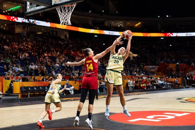 Isobel Borlase (Australien, 20) Rebound gegen Raquel Carrera (Spanien, 14), GER, Australien vs. Spanien, Basketball, FIBA Women s World Cup 2026, Viertelfinale, 10.09.2026 GER, Australien vs. Spanien, Basketball, FIBA Women s World Cup 2026, Viertelfinale, 10.09.2026 Berlin Copyright: xEibner-Pressefoto MaxxVincenx EP_MVN