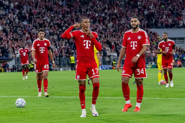 Michael Olise (FC Bayern Muenchen, 17) bejubelt sein Tor zum 4:0, Ismael Saibari (FC Bayern Muenchen, 34) kommt von rechts zum gratulieren GER, FC Bayern Muenchen vs. FK Bodo Glimt, Fussball, UEFA Champions League, Ligaphase, 1. Spieltag, Spielzeit 2026 2027, 10.09.2026 (DFL DFB REGULATIONS PROHIBIT ANY USE OF PHOTOGRAPHS as IMAGE SEQUENCES and or QUASI-VIDEO). Foto: HMB Media Heike Feiner Copyright: HMBxMedia HeikexFeiner