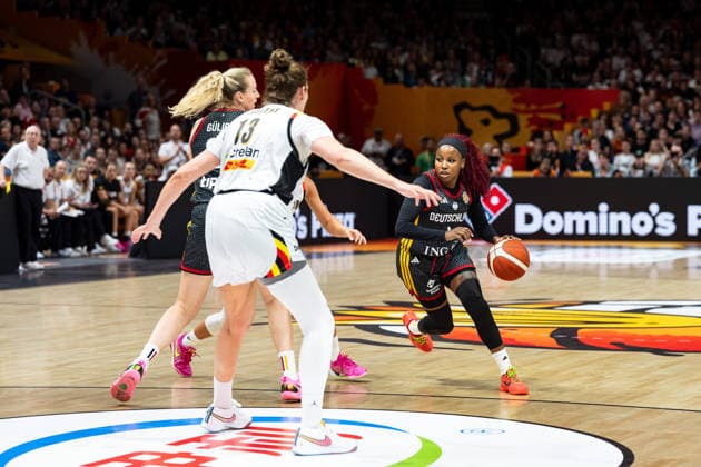 Alexis Peterson (Deutschland, 01) im Dribbling, Kyara Linskens (Belgien, 13), GER, Belgien vs. Deutschland, Basketball, FIBA Women s World Cup 2026, Viertelfinale, 10.09.2026 GER, Belgien vs. Deutschland, Basketball, FIBA Women s World Cup 2026, Viertelfinale, 10.09.2026 Berlin Copyright: xEibner-Pressefoto MaxxVincenx EP_MVN