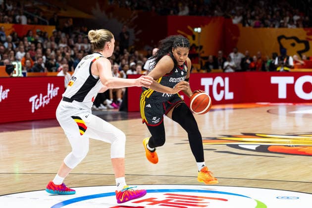 Nyara Sabally (Deutschland, 08) im Dribbling, Emma Meesseman (Belgien, 11), GER, Belgien vs. Deutschland, Basketball, FIBA Women s World Cup 2026, Viertelfinale, 10.09.2026 GER, Belgien vs. Deutschland, Basketball, FIBA Women s World Cup 2026, Viertelfinale, 10.09.2026 Berlin Copyright: xEibner-Pressefoto MaxxVincenx EP_MVN