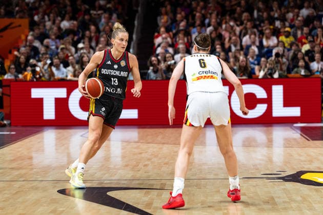 Leonie Fiebich (Deutschland, 13) im Dribbling, Antonia Delaere (Belgien, 06), GER, Belgien vs. Deutschland, Basketball, FIBA Women s World Cup 2026, Viertelfinale, 10.09.2026 GER, Belgien vs. Deutschland, Basketball, FIBA Women s World Cup 2026, Viertelfinale, 10.09.2026 Berlin Copyright: xEibner-Pressefoto MaxxVincenx EP_MVN