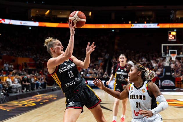 Leonie Fiebich (Deutschland, 13) beim Wurf, Maxuella Lisowa Mbaka (Belgien, 31), GER, Belgien vs. Deutschland, Basketball, FIBA Women s World Cup 2026, Viertelfinale, 10.09.2026 GER, Belgien vs. Deutschland, Basketball, FIBA Women s World Cup 2026, Viertelfinale, 10.09.2026 Berlin Copyright: xEibner-Pressefoto MaxxVincenx EP_MVN