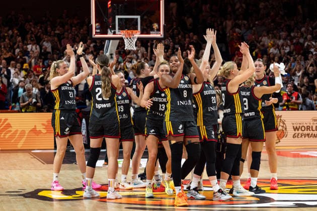 deutsche Mannschaft jubelt Jubel nach Sieg Spielende, bedankt sich bei den Fans, GER, Belgien vs. Deutschland, Basketball, FIBA Women s World Cup 2026, Viertelfinale, 10.09.2026 GER, Belgien vs. Deutschland, Basketball, FIBA Women s World Cup 2026, Viertelfinale, 10.09.2026 Berlin Copyright: xEibner-Pressefoto MaxxVincenx EP_MVN