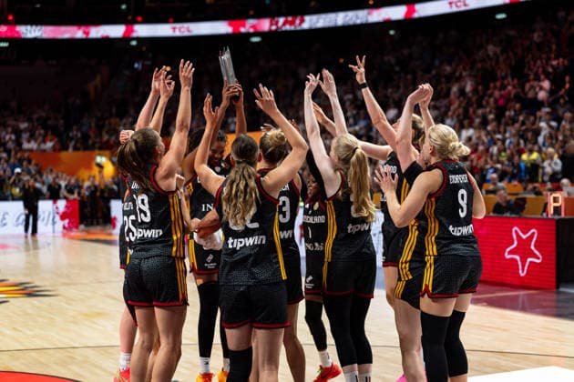Luisa Geiselsoder (Deutschland, 15), Clara Bielefeld (Deutschland, 25), Britta Daub (Deutschland, 19), Emily Bessoir (Deutschland, 22), Leonie Fiebich (Deutschland, 13) und Frieda Buehner (Deutschland, 20) feiern mit Nyara Sabally (Deutschland, 08) Spielerin des Spiels, GER, Belgien vs. Deutschland, Basketball, FIBA Women s World Cup 2026, Viertelfinale, 10.09.2026 GER, Belgien vs. Deutschland, Basketball, FIBA Women s World Cup 2026, Viertelfinale, 10.09.2026 Berlin Copyright: xEibner-Pressefoto MaxxVincenx EP_MVN