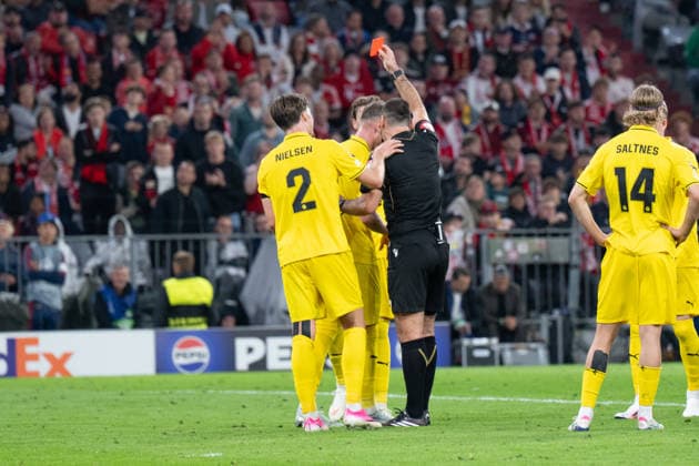 GER, Bavaria, Munich, Fussball, FC Bayern Muenchen - FK Bodo Glimt, at the Allianz Arena, Munich, Champions League, League phase, Matchday 1, September 10, 2026, from left: Odin Bjortuft (FK Bodo Glimt, 4), Rote Karte UEFA regulations prohibit any use of photographs as image sequences and or quasi-video, Copyright: HMB-Media MichaelxNibel
