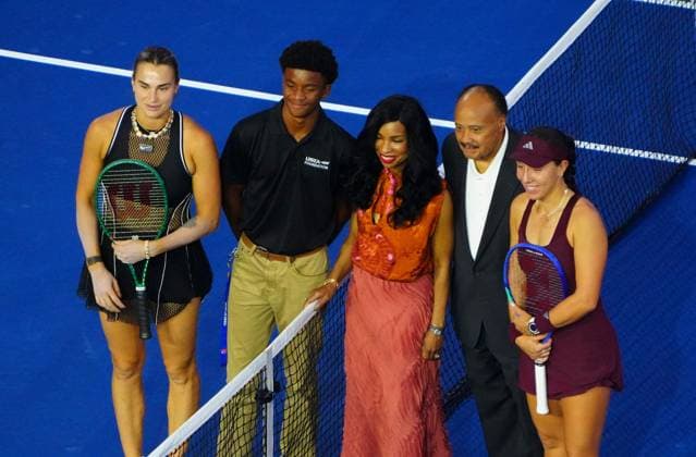 Aryna Sabalenka and Jessica Pegula pose for a photo with Martin Luther King Junior III 2026 US Open, Day Twelve, USTA Billie Jean King National Tennis Center, New York, USA - 10 Sep 2026New York USTA Billie Jean King National T New York (NY) United States of America EDITORIAL USE ONLY No use with unauthorised audio, video, data, fixture lists, club league logos or live services. Online in-match use limited to 120 images, no video emulation. No use in betting, games or single club league player publications. Copyright: xJavierxGarcia Shutterstockx 17140160d