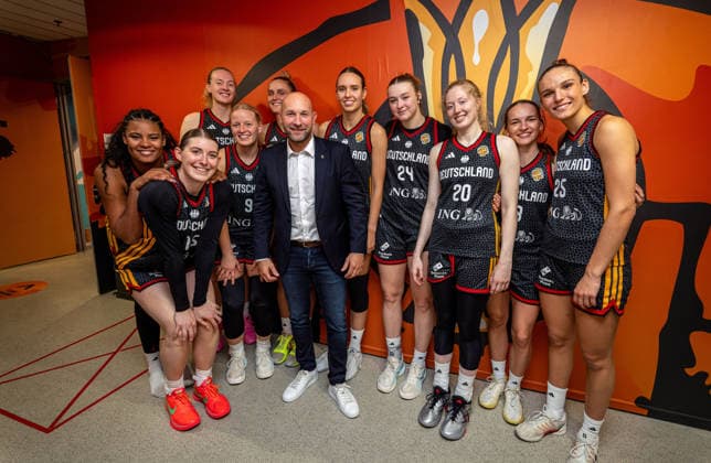 Basketball Berlin 10.09.2026 FIBA Women™s Basketball World Cup Germany 2026 Viertelfinale Quarterfinal Belgien (BEL) - Deutschland (GER) Staatsminister für und Ehrenamt Ronald Rauhe zu Gast Treffen mit dem Team im Kabinengang nach dem Sieg Nyara Sabally (Deutschland, No.08) Luisa Geiselsöder (Deutschland, No.15) Geiselsoder Marie Gülich (Deutschland, No.21) Gulich Emma Eichmeyer (Deutschland, No.09) Leonie Fiebich (Deutschland, No.13) Emily Bessoir (Deutschland, No.22) Lina Sontag (Deutschland, No.24) Frida Bühner (Deutschland, No.20) Britta Daub (Deutschland, No.19) Clara Bielefeld (Deutschland, No.25)