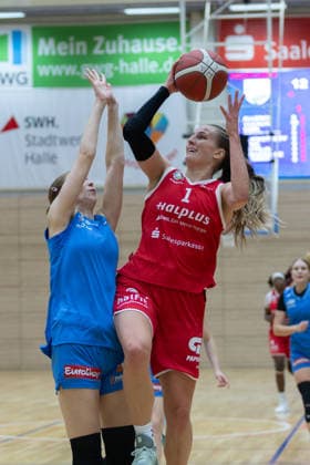 Alisa Milow (Sharks, 17), Lee Volker (Lions, 1), halfit Lions vs. KB Sharks Würzburg, Frauen, Basketball, Testspiel, 1. Bundesliga, 2. Bundesliga Süd, DBBL, Saison 2026 27, 11.09.2026. Halle SWH Arena Sachsen-Anhalt Deutschland