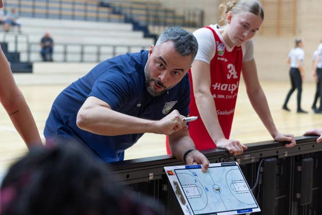 Timur Topal (Lions, Head Coach), Lilly Küppers (Lions, 34), Auszeit, halfit Lions vs. KB Sharks Würzburg, Frauen, Basketball, Testspiel, 1. Bundesliga, 2. Bundesliga Süd, DBBL, Saison 2026 27, 11.09.2026. Halle SWH Arena Sachsen-Anhalt Deutschland