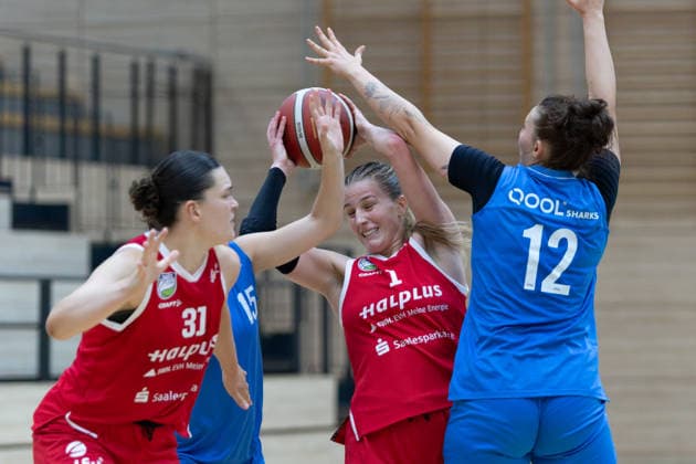 Paula Wenemoser (Lions, 31), Lee Volker (Lions, 1), Elina Timoschenko (Sharks, 12), halfit Lions vs. KB Sharks Würzburg, Frauen, Basketball, Testspiel, 1. Bundesliga, 2. Bundesliga Süd, DBBL, Saison 2026 27, 11.09.2026. Halle SWH Arena Sachsen-Anhalt Deutschland