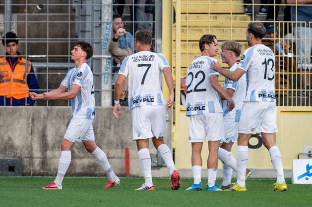 Fabio Wagner (TSV 1860 Muenchen, 09), Florian Niederlechner (TSV 1860 Muenchen, 07), Raphael Ott (TSV 1860 Muenchen, 22) und Michael Eberwein (TSV 1860 Muenchen, 13) bejubeln mit Lance Fiedler (TSV 1860 Muenchen, 47) dessen Tor zum 1:0 GER, TSV 1860 Muenchen vs. TSV Schwaben Augsburg, Fussball, Regionalliga Bayern, 8. Spieltag, Saison 2026 2027, 11.09.2026. (DFL DFB REGULATIONS PROHIBIT ANY USE OF PHOTOGRAPHS as IMAGE SEQUENCES and or QUASI-VIDEO). Foto: HMB Media Heike Feiner Copyright: HMBxMedia HeikexFeiner