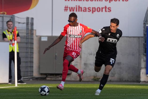 Bismark Adomah (SC Freiburg II, 33) im Zweikampf mit Lukas Mazagg (SV Sandhausen, 21) , Deutschland, Fussball, Regionalliga Südwest, 7.Spieltag, 2026 2027, SC Freiburg II vs. SV Sandhausen, 11.09.2026, Dreisamstadion, Freiburg Freiburg Dreisamstadion Baden-Wuerttemberg Deutschland Copyright: xArnexAmbergx