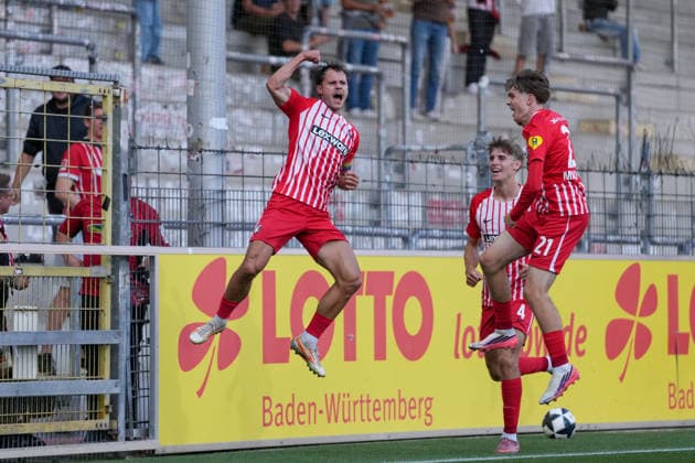 Fabian Rüdlin Fabian Ruedlin (SC Freiburg II, 05), Mladen Mijajlovic (SC Freiburg II, 21), Marius Klein (SC Freiburg II, 04) Torjubel, Emotionen, Torschuss, Abschluss, Torerfolg, Tor, Treffer , Deutschland, Fussball, Regionalliga Südwest, 7.Spieltag, 2026 2027, SC Freiburg II vs. SV Sandhausen, 11.09.2026, Dreisamstadion, Freiburg Freiburg Dreisamstadion Baden-Wuerttemberg Deutschland Copyright: xArnexAmbergx