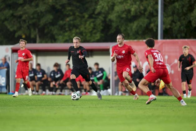11.09.2026, Herren, Fussball, Saison 2026 2027, Regionalliga Bayern, 8. Spieltag: TSV Aubstadt - SpVgg Unterhaching Ben Luca Westermeier ( 5, SpVgg Unterhaching), Marco Nickel ( 29, TSV Aubstadt), Marcel Fischer ( 30, TSV Aubstadt) Sulzfeld Schulstadion Aubstadt (NGN Arena) Bayern Deutschland