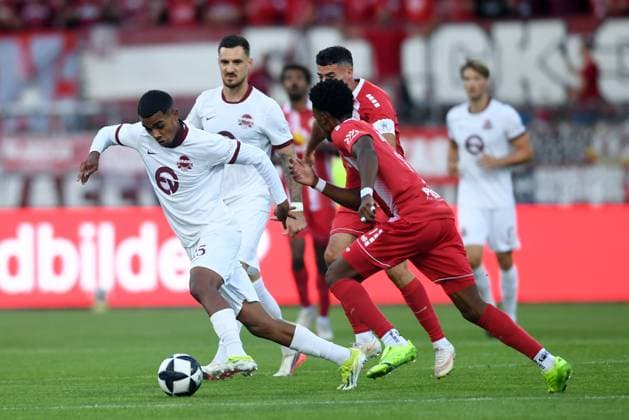 Kampf um den Ball zwischen Adam Loune (Kickers Offenbach 25), Phiness Bonianga (KSV Hessen Kassel 11), Maximilian Wolfram (Kickers Offenbach 8) (hinten), GER, KSV Hessen Kassel vs Kickers Offenbach, Fussball, Regionalliga Suedwest, Saison 2026-2027, 7. Spieltag, 11.09.2026, GER, Fussball, Regionalliga Suedwest - KSV Hessen Kassel vs Kickers Offenbach, 11.09.2026 Kassel Copyright: xRolandxSippelx-xEibner-Pressefotox EP_RSL