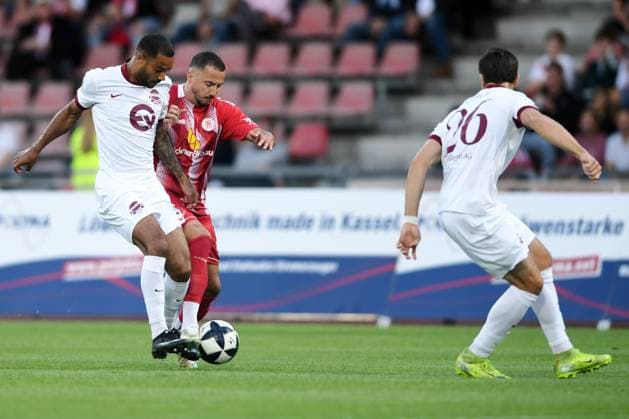 Zweikampf zwischen Jayson Breitenbach (Kickers Offenbach 27) und Sercan Sararer (KSV Hessen Kassel 10), Bastian Froelich (Kickers Offenbach 26) (R), GER, KSV Hessen Kassel vs Kickers Offenbach, Fussball, Regionalliga Suedwest, Saison 2026-2027, 7. Spieltag, 11.09.2026, GER, Fussball, Regionalliga Suedwest - KSV Hessen Kassel vs Kickers Offenbach, 11.09.2026 Kassel Copyright: xRolandxSippelx-xEibner-Pressefotox EP_RSL