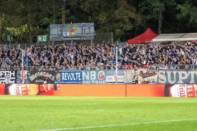 Die Rostocker Fans unterstuetzen trotz Rueckstand ihre Mannschaft. FC Viktoria Koeln vs. FC Hansa Rostock , Fussball, 3. Liga, 05. Spieltag, Saison 2026 2027, 11.09.2026 DFL DFB Regulations prohibit any use of Photographs as image sequences and or Quasivideo FC Viktoria Koeln vs. FC Hansa Rostock, Fussball, 3. Liga, 05. Spieltag, Saison 2026 2027, 11.09.2026 Koeln Copyright: xEibner-Pressefoto ThomasxHaeslerx EP_THR