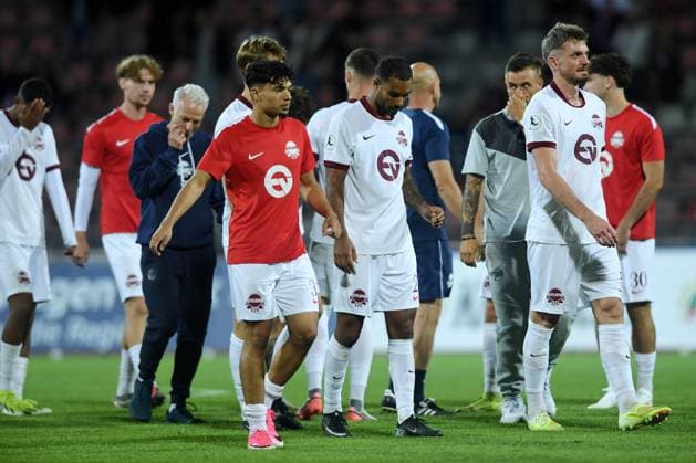 enttaeuscht, frustriert, Emotion nach der Niederlage; Alexander Sorge (Kickers Offenbach 5) (vorne, R), Mark Zimmermann (Kickers Offenbach, Cheftrainer) (3.v.L.), Jayson Breitenbach (Kickers Offenbach 27) (M),, GER, KSV Hessen Kassel vs Kickers Offenbach, Fussball, Regionalliga Suedwest, Saison 2026-2027, 7. Spieltag, 11.09.2026, GER, Fussball, Regionalliga Suedwest - KSV Hessen Kassel vs Kickers Offenbach, 11.09.2026 Kassel Copyright: xRolandxSippelx-xEibner-Pressefotox EP_RSL