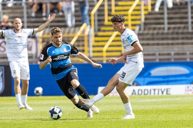 SSV Ulm 1846 Fußball vs. FSV Frankfurt, Fussball, Regionalliga Südwest, 7. Spieltag, Donaustadion Ulm Ulm 12.09.26 v.l. Corvin Bock (FSV Frankfurt, 30), Mateo Mrden (SSV Ulm 1846 Fußball, 28) SSV Ulm 1846 Fußball vs. FSV Frankfurt, Fussball, Regionalliga Südwest, 7. Spieltag, Donaustadion Ulm Ulm 12.09.26 Foto: Lucca Fundel Ulm Donaustadion Ulm Baden-Württemberg Deutschland
