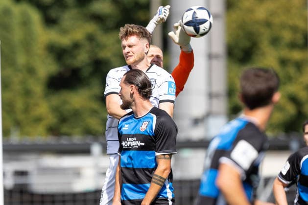 SSV Ulm 1846 Fußball vs. FSV Frankfurt, Fussball, Regionalliga Südwest, 7. Spieltag, Donaustadion Ulm Ulm 12.09.26 Lucas Becker (FSV Frankfurt, 1) entschärft den knapp verpassten Eckball von Steffen Meuer (SSV Ulm 1846 Fußball, 18) SSV Ulm 1846 Fußball vs. FSV Frankfurt, Fussball, Regionalliga Südwest, 7. Spieltag, Donaustadion Ulm Ulm 12.09.26 Foto: Lucca Fundel Ulm Donaustadion Ulm Baden-Württemberg Deutschland