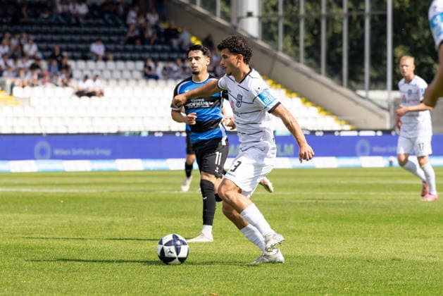 SSV Ulm 1846 Fußball vs. FSV Frankfurt, Fussball, Regionalliga Südwest, 7. Spieltag, Donaustadion Ulm Ulm 12.09.26 v.l. Ismail Harnafi (FSV Frankfurt, 11), Alexandre Azevedo (SSV Ulm 1846 Fußball, 03) SSV Ulm 1846 Fußball vs. FSV Frankfurt, Fussball, Regionalliga Südwest, 7. Spieltag, Donaustadion Ulm Ulm 12.09.26 Foto: Lucca Fundel Ulm Donaustadion Ulm Baden-Württemberg Deutschland