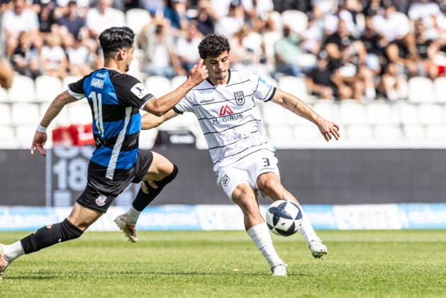 SSV Ulm 1846 Fußball vs. FSV Frankfurt, Fussball, Regionalliga Südwest, 7. Spieltag, Donaustadion Ulm Ulm 12.09.26 v.l. Ismail Harnafi (FSV Frankfurt, 11), Alexandre Azevedo (SSV Ulm 1846 Fußball, 03) SSV Ulm 1846 Fußball vs. FSV Frankfurt, Fussball, Regionalliga Südwest, 7. Spieltag, Donaustadion Ulm Ulm 12.09.26 Foto: Lucca Fundel Ulm Donaustadion Ulm Baden-Württemberg Deutschland