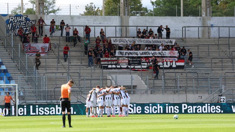 12.09.2026, xrekx, Fussball 3.Liga, 1.FC Saarbruecken - FC Ingolstadt 04 v.l. Ingolstadt Teamkreis Fans ,Stimmung, Schals, Ultras, Zuschauer, Besucher, Choreo, Choreografie, atmosphere, scarves, spectators, visitors Saarbruecken