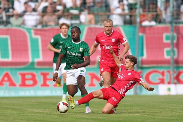 Chemie Leipzig - Zwickau Regionalliga Nordost Leipzig, 12.09.2026, Alfred-Kunze-Sportpark, Fußball, Männer, Saison 2026 2027, Regionalliga Nordost, 8. Spieltag, BSG Chemie Leipzig - FSV Zwickau , Im Bild v.l.: Malick Sanogo (7, Chemie) und Fynn Seidel (27, Zwickau) ,