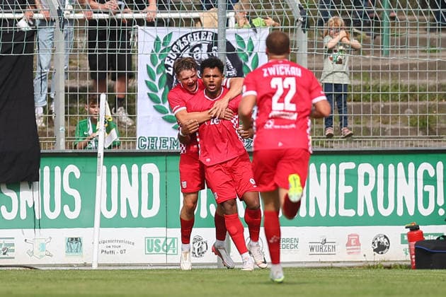 Chemie Leipzig - Zwickau Regionalliga Nordost Leipzig, 12.09.2026, Alfred-Kunze-Sportpark, Fußball, Männer, Saison 2026 2027, Regionalliga Nordost, 8. Spieltag, BSG Chemie Leipzig - FSV Zwickau , Im Bild: Tor für Zwickau, Torjubel nach dem 0:1, Torschütze Paul-Philipp Besong (17, Zwickau) ,