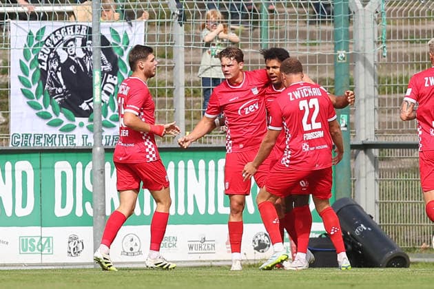 Chemie Leipzig - Zwickau Regionalliga Nordost Leipzig, 12.09.2026, Alfred-Kunze-Sportpark, Fußball, Männer, Saison 2026 2027, Regionalliga Nordost, 8. Spieltag, BSG Chemie Leipzig - FSV Zwickau , Im Bild: Tor für Zwickau, Torjubel nach dem 0:1, Torschütze Paul-Philipp Besong (17, Zwickau) ,