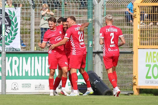 Chemie Leipzig - Zwickau Regionalliga Nordost Leipzig, 12.09.2026, Alfred-Kunze-Sportpark, Fußball, Männer, Saison 2026 2027, Regionalliga Nordost, 8. Spieltag, BSG Chemie Leipzig - FSV Zwickau , Im Bild: Tor für Zwickau, Torjubel nach dem 0:1, Torschütze Paul-Philipp Besong (17, Zwickau) ,