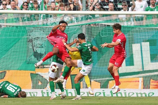 Chemie Leipzig - Zwickau Regionalliga Nordost Leipzig, 12.09.2026, Alfred-Kunze-Sportpark, Fußball, Männer, Saison 2026 2027, Regionalliga Nordost, 8. Spieltag, BSG Chemie Leipzig - FSV Zwickau , Im Bild v.l.: Paul-Philipp Besong (17, Zwickau) und Marc Enke (5, Chemie) ,