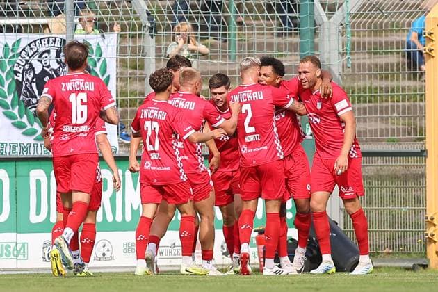 Chemie Leipzig - Zwickau Regionalliga Nordost Leipzig, 12.09.2026, Alfred-Kunze-Sportpark, Fußball, Männer, Saison 2026 2027, Regionalliga Nordost, 8. Spieltag, BSG Chemie Leipzig - FSV Zwickau , Im Bild: Tor für Zwickau, Torjubel nach dem 0:1, Torschütze Paul-Philipp Besong (17, Zwickau) ,