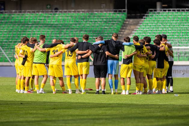 Die Spieler von SG Sonnenhof Grossaspach stehen nach Spielende zusammen GER, TSV Havelse vs. SG Sonnenhof Grossaspach, Fussball, 3. Liga, 5. Spieltag, Spielzeit 2026 2027, 12.09.2026 DFL Regulations prohibit any use of photographers as image sequences and or quasi-video. GER, TSV Havelse vs. SG Sonnenhof Grossaspach, Fussball, 3. Liga, 5. Spieltag, Spielzeit 2026 2027, 12.09.2026 Hannover Copyright: xEibner-Pressefoto JanxRollingerx EP_JSK