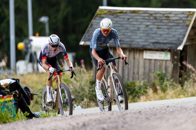 12.09.2026, GER, Radsport Gravel, Saison 26, Maenner Frauen, Rennsteig Gravel German Gravel League Tobias KOENIG (RSC AUTO BROSCH Kempten, maennlich), Peat WEINBERG (Team Bergankunft, maennlich) Gesamt 504 gemeldete Teilnehmer gingen auf die 52km, 78km, 104km sowie auf die 130km lange Distanz. Start Ziel stellte dabei die Kulisse der Biathlon Arena am Rennsteig. 98559 Oberhof LOTTO Thüringen ARENA am Renns Thüringen Deutschland