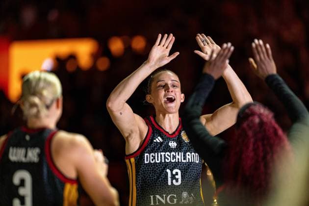 Leonie Fiebich (Deutschland, 13) jubelt Jubel mit Alexis Peterson (Deutschland, 01) beim Einlaufen, GER, Frankreich vs. Deutschland, Basketball, FIBA Women s World Cup 2026, Halbfinale, 12.09.2026 GER, Frankreich vs. Deutschland, Basketball, FIBA Women s World Cup 2026, Halbfinale, 12.09.2026 Berlin Copyright: xEibner-Pressefoto MaxxVincenx EP_MVN