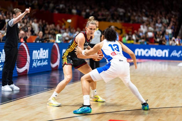 Leonie Fiebich (Deutschland, 13) am Ball, Janelle Salaun (Frankreich, 13), GER, Frankreich vs. Deutschland, Basketball, FIBA Women s World Cup 2026, Halbfinale, 12.09.2026 GER, Frankreich vs. Deutschland, Basketball, FIBA Women s World Cup 2026, Halbfinale, 12.09.2026 Berlin Copyright: xEibner-Pressefoto MaxxVincenx EP_MVN