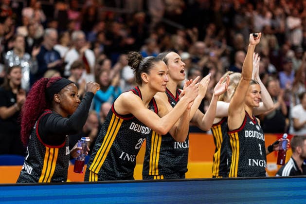 deutsche Bank jubelt Jubel, Alexis Peterson (Deutschland, 01), Clara Bielefeld (Deutschland, 25), Emily Bessoir (Deutschland, 22), Alexandra Wilke (Deutschland, 03), GER, Frankreich vs. Deutschland, Basketball, FIBA Women s World Cup 2026, Halbfinale, 12.09.2026 GER, Frankreich vs. Deutschland, Basketball, FIBA Women s World Cup 2026, Halbfinale, 12.09.2026 Berlin Copyright: xEibner-Pressefoto MaxxVincenx EP_MVN