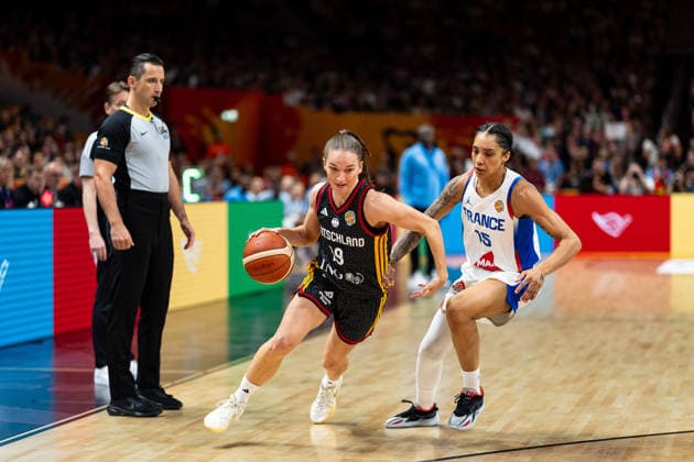 Britta Daub (Deutschland, 19) im Dribbling gegen Gabby Williams (Frankreich, 15), GER, Frankreich vs. Deutschland, Basketball, FIBA Women s World Cup 2026, Halbfinale, 12.09.2026 GER, Frankreich vs. Deutschland, Basketball, FIBA Women s World Cup 2026, Halbfinale, 12.09.2026 Berlin Copyright: xEibner-Pressefoto MaxxVincenx EP_MVN