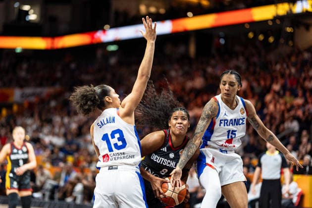 Nyara Sabally (Deutschland, 08) im Zweikampf, Kampf um den Ball mit Janelle Salaun (Frankreich, 13) und Gabby Williams (Frankreich, 15), GER, Frankreich vs. Deutschland, Basketball, FIBA Women s World Cup 2026, Halbfinale, 12.09.2026 GER, Frankreich vs. Deutschland, Basketball, FIBA Women s World Cup 2026, Halbfinale, 12.09.2026 Berlin Copyright: xEibner-Pressefoto MaxxVincenx EP_MVN