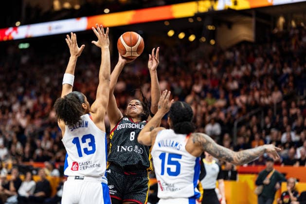 Nyara Sabally (Deutschland, 08) beim Wurf, Janelle Salaun (Frankreich, 13) und Gabby Williams (Frankreich, 15), GER, Frankreich vs. Deutschland, Basketball, FIBA Women s World Cup 2026, Halbfinale, 12.09.2026 GER, Frankreich vs. Deutschland, Basketball, FIBA Women s World Cup 2026, Halbfinale, 12.09.2026 Berlin Copyright: xEibner-Pressefoto MaxxVincenx EP_MVN