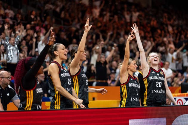 deutsche Bank jubelt Jubel, Alexis Peterson (Deutschland, 01), Clara Bielefeld (Deutschland, 25), Emily Bessoir (Deutschland, 22), Alexandra Wilke (Deutschland, 03), Frieda Buehner (Deutschland, 20), GER, Frankreich vs. Deutschland, Basketball, FIBA Women s World Cup 2026, Halbfinale, 12.09.2026 GER, Frankreich vs. Deutschland, Basketball, FIBA Women s World Cup 2026, Halbfinale, 12.09.2026 Berlin Copyright: xEibner-Pressefoto MaxxVincenx EP_MVN