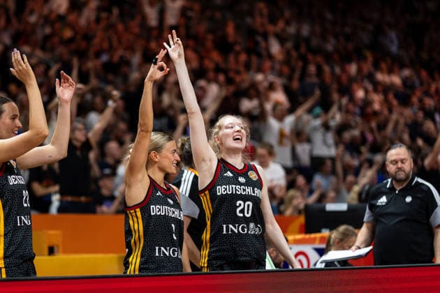 deutsche Bank jubelt Jubel, Emily Bessoir (Deutschland, 22), Alexandra Wilke (Deutschland, 03), Frieda Buehner (Deutschland, 20), GER, Frankreich vs. Deutschland, Basketball, FIBA Women s World Cup 2026, Halbfinale, 12.09.2026 GER, Frankreich vs. Deutschland, Basketball, FIBA Women s World Cup 2026, Halbfinale, 12.09.2026 Berlin Copyright: xEibner-Pressefoto MaxxVincenx EP_MVN