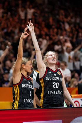 deutsche Bank jubelt Jubel, Alexandra Wilke (Deutschland, 03), Frieda Buehner (Deutschland, 20), GER, Frankreich vs. Deutschland, Basketball, FIBA Women s World Cup 2026, Halbfinale, 12.09.2026 GER, Frankreich vs. Deutschland, Basketball, FIBA Women s World Cup 2026, Halbfinale, 12.09.2026 Berlin Copyright: xEibner-Pressefoto MaxxVincenx EP_MVN