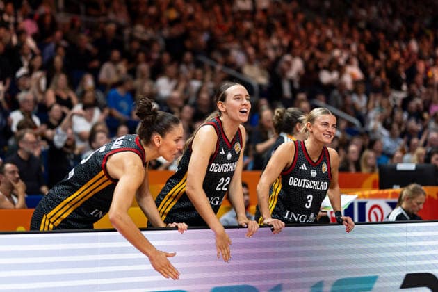 deutsche Bank jubelt Jubel, Clara Bielefeld (Deutschland, 25), Emily Bessoir (Deutschland, 22), Alexandra Wilke (Deutschland, 03), GER, Frankreich vs. Deutschland, Basketball, FIBA Women s World Cup 2026, Halbfinale, 12.09.2026 GER, Frankreich vs. Deutschland, Basketball, FIBA Women s World Cup 2026, Halbfinale, 12.09.2026 Berlin Copyright: xEibner-Pressefoto MaxxVincenx EP_MVN