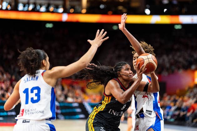 Nyara Sabally (Deutschland, 08) im Zweikampf mit Janelle Salaun (Frankreich, 13) und Marieme Badiane (Frankreich, 22), GER, Frankreich vs. Deutschland, Basketball, FIBA Women s World Cup 2026, Halbfinale, 12.09.2026 GER, Frankreich vs. Deutschland, Basketball, FIBA Women s World Cup 2026, Halbfinale, 12.09.2026 Berlin Copyright: xEibner-Pressefoto MaxxVincenx EP_MVN
