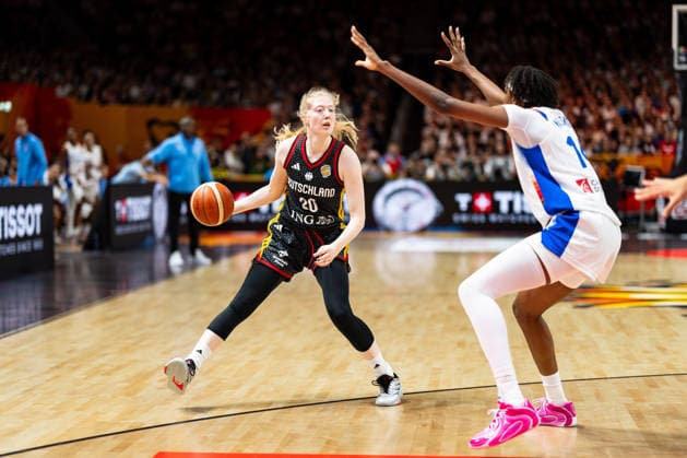 Frieda Buehner (Deutschland, 20) im Dribbling gegen Dominique Malonga (Frankreich, 14), GER, Frankreich vs. Deutschland, Basketball, FIBA Women s World Cup 2026, Halbfinale, 12.09.2026 GER, Frankreich vs. Deutschland, Basketball, FIBA Women s World Cup 2026, Halbfinale, 12.09.2026 Berlin Copyright: xEibner-Pressefoto MaxxVincenx EP_MVN